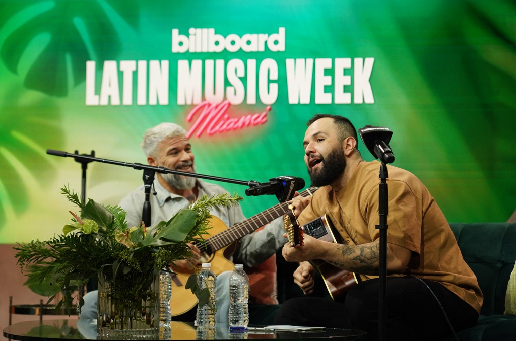 carin-leon-y-pedro-capo-crean-hermosa-balada-en-directo-en-la-semana-de-la-musica-latina 2023