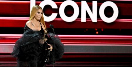ivy-queen-acepta-el-premio-icono-en-los-premios-billboard-de-la-musica latina 2023