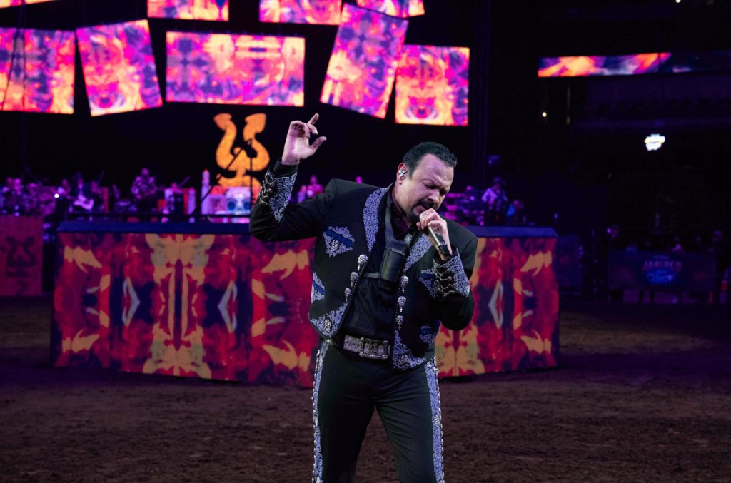 pepe-aguilar-honra-familia,-tradicion-y-orgullo-mexicano-en-show-jaripeo-hasta-los huesos