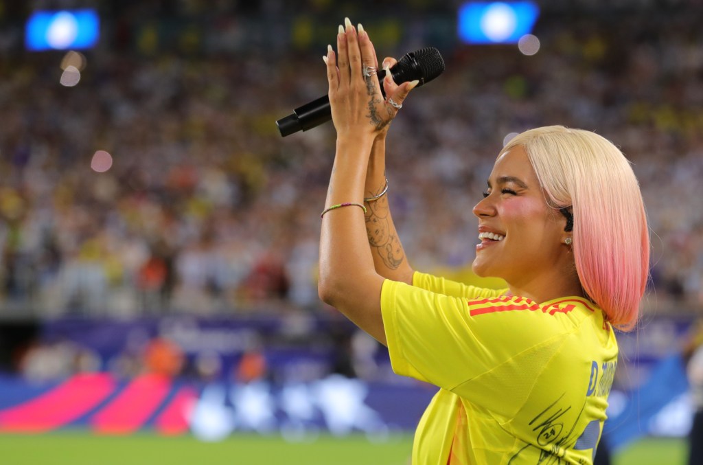 Karol G y Abel Pintos cantan himnos nacionales en la final de la Copa