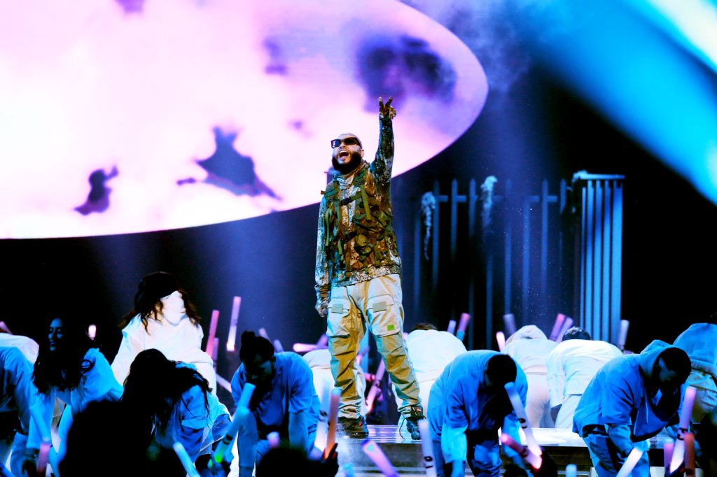 Farruko cantará en Premios Juventud 2024 y más momentos inspiradores