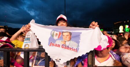 proyeccion-de-concierto-de-juan-gabriel-en-el-zocalo-atrae-70.000 personas