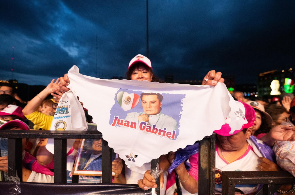 proyeccion-de-concierto-de-juan-gabriel-en-el-zocalo-atrae-70.000 personas