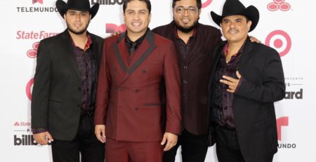 julion-alvarez-y-su-norteno-banda-regresan-al-top-10-de-hot-latin-songs-tras-casi-una decada