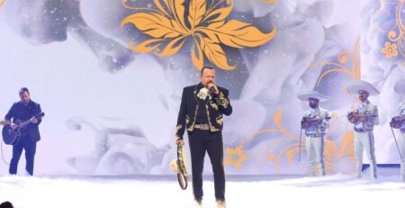 pepe-aguilar-canta-y-recibe-premio-salon-de-la-fama-en-los-premios-billboard-de-la-musica-latina 2024