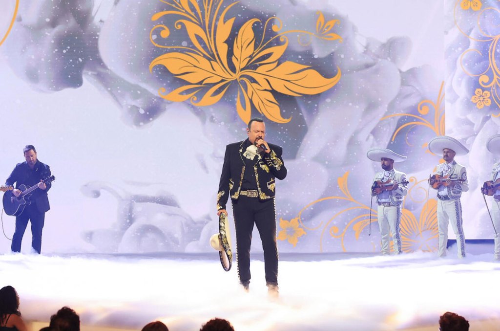 pepe-aguilar-canta-y-recibe-premio-salon-de-la-fama-en-los-premios-billboard-de-la-musica-latina 2024