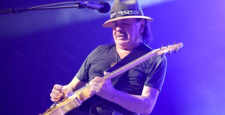 carlos-santana-pospone-su-residencia-en-las-vegas-por-una-fractura-en-un dedo