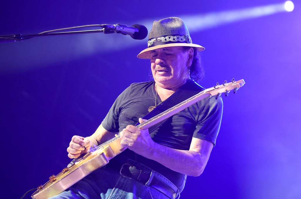 carlos-santana-pospone-su-residencia-en-las-vegas-por-una-fractura-en-un dedo