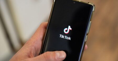 tiktok-dice-restablecer-servicio-a-usuarios-de-eeuu-tras-orden-ejecutiva-prometida-por trump