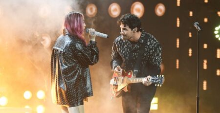 ela-taubert-y-joe-jonas-interpretan-electrizante-version-bilingue-de-‘¿como-paso?’-en-los-latin-grammys 2024