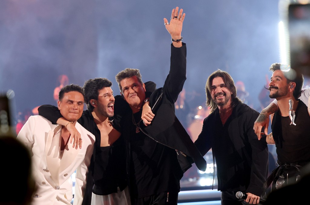 carlos-vives-abre-los-latin-grammy-2024-con-popurri-de-exitos,-pronuncia-emotivo discurso