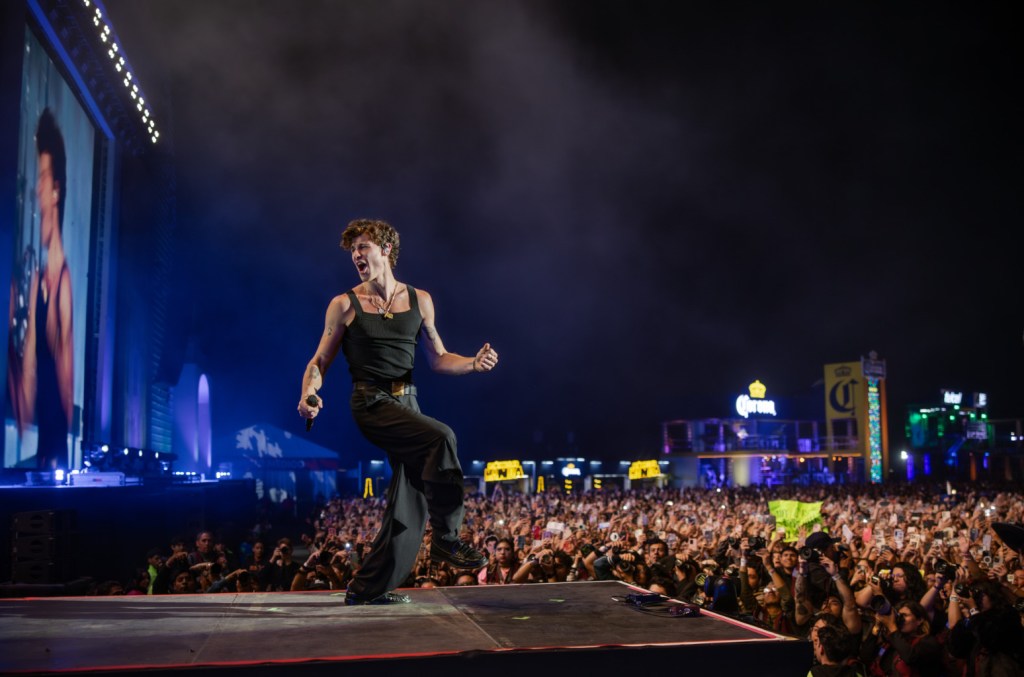 la-energia-de-shawn-mendes-y-la-promesa-cumplida-de-st.-vincent-en-dia-2-del-corona capital