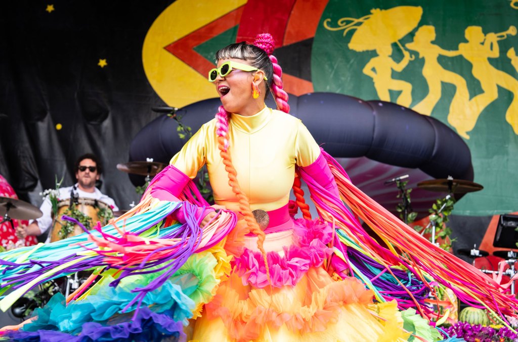 bomba-estereo-une-su-voz-al-25n-con-concierto-gratuito-en-el-zocalo-de-ciudad-de mexico