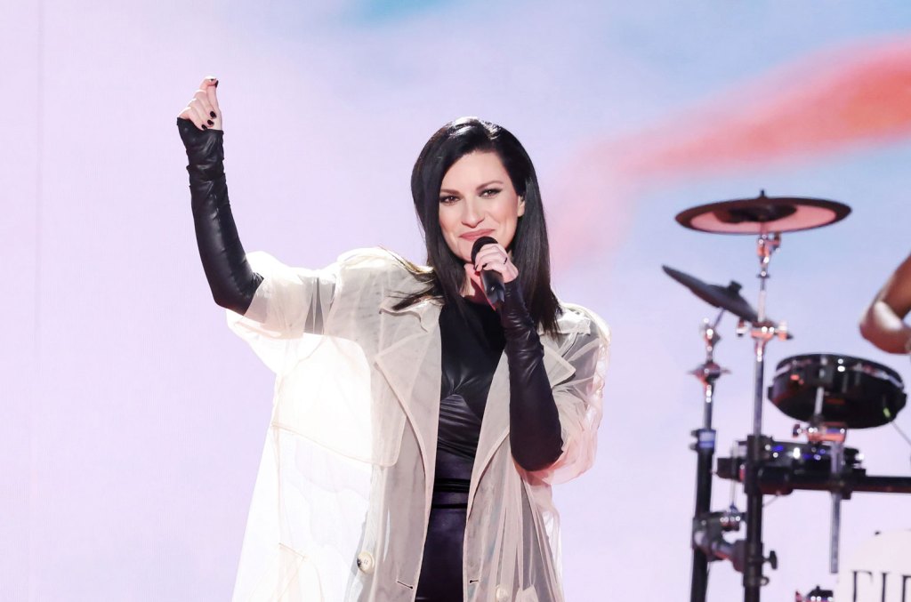 laura-pausini-debuta-en-el-hot-100-con-colaboracion-con-rauw-alejandro-‘se fue’