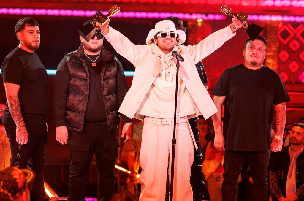 bad-bunny,-fuerza-regida-y-mas-estrellas-latinas-ganan-premios-billboard-de-la-musica 2024