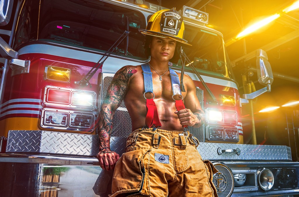 christian-alicea-canaliza-a-su-bombero-interior-en-candente-calendario-de 2025